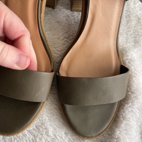 Soda block heel green vegan leather sandals - Picture 7 of 8